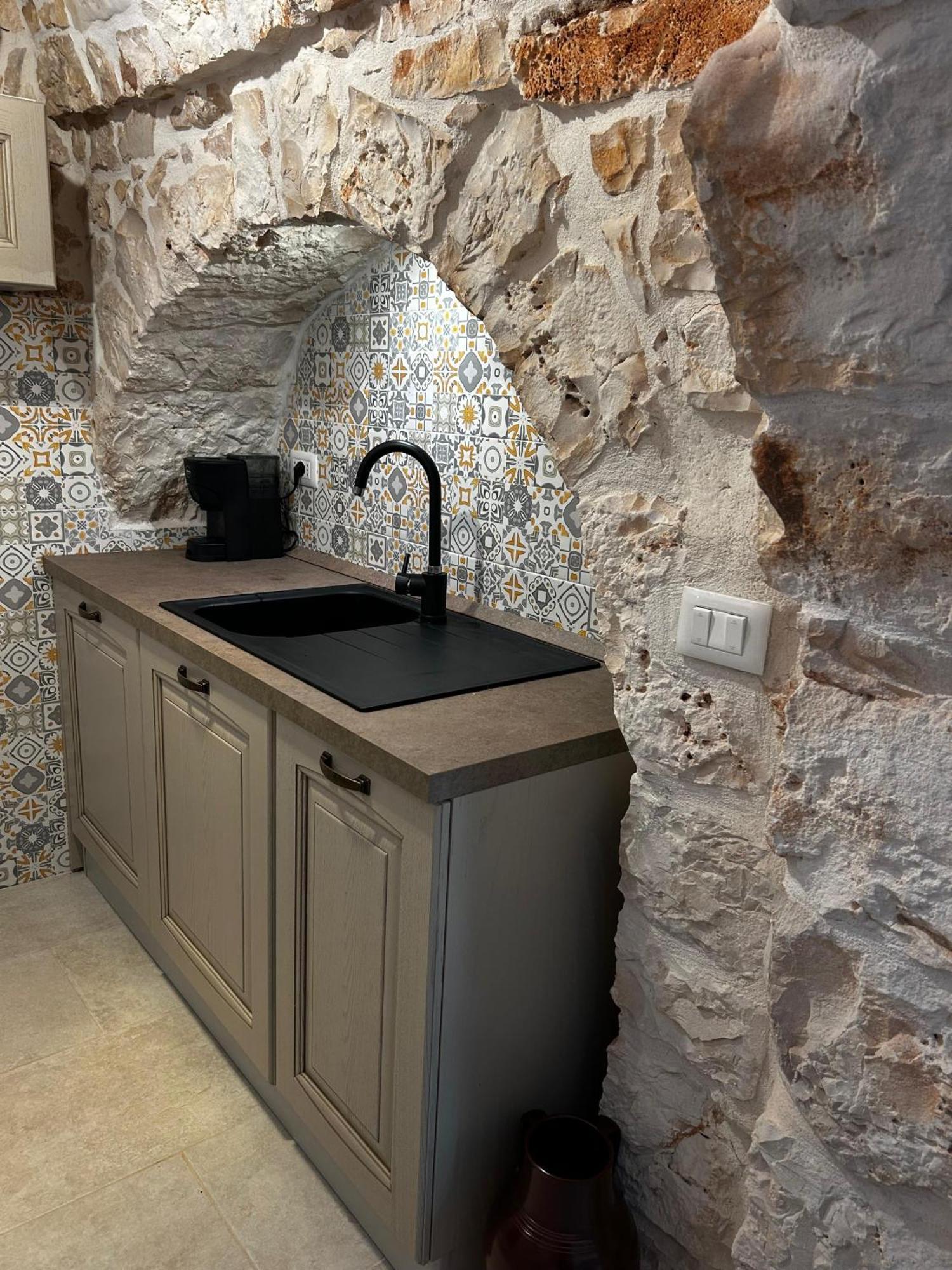 Il Trullo Di Bina Bed & Breakfast Pezze Di Greco Ngoại thất bức ảnh